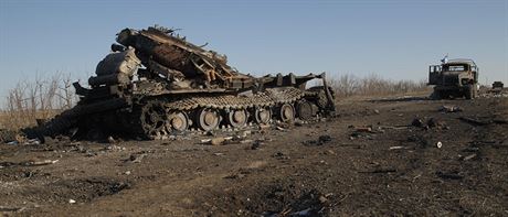 Znien armdn tanky a vozidla na cest do Artemivsku.