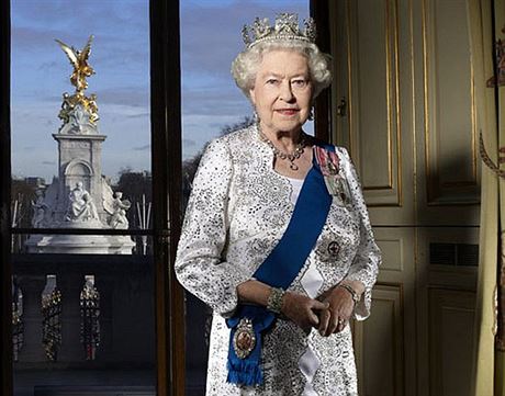 Stabilizační prvek. Britská královna Alžběta II. na oficiálním portrétu z...