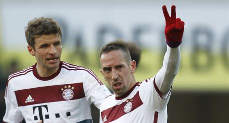 Thomas Müller (vlevo) a Franck Ribéry oslavují vstelenou branku.