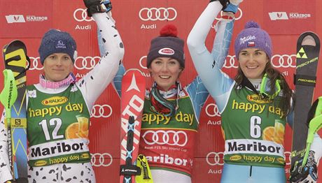 Stupne vtz. Zleva: Veronika Velez Zuzulov, Mikaela Shiffrinov a rka...