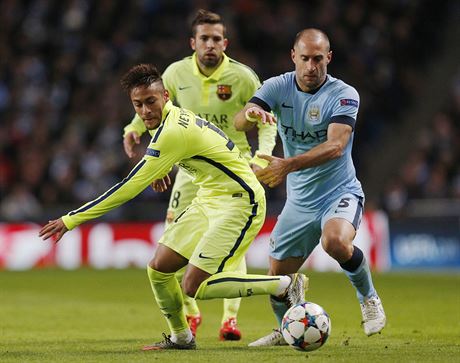 Barcelonsk Neymar unik obran Manchesteru City.