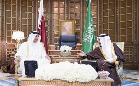 Saúdský král Salman Bin Abdulaziz hovoří s katarským emírem šejkem Tamimem Bin...