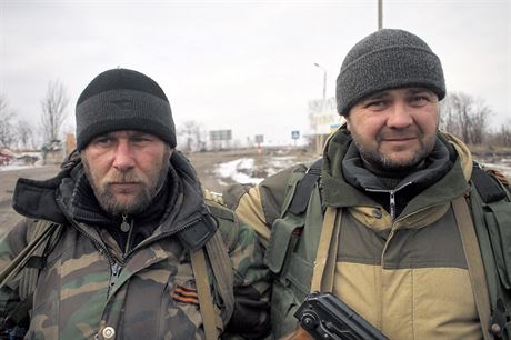 Ozbrojení separatisté. Svou proruskou orientaci dávají na odiv svatojiskými...