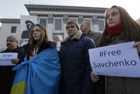 Demonstrace za proputn Nadi Savenkov ped ruskou ambasdou v Kyjev. Vlevo...