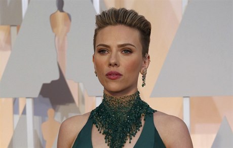 Hereka Scarlett Johansson v rób Versace na pedávání prestiních filmových...