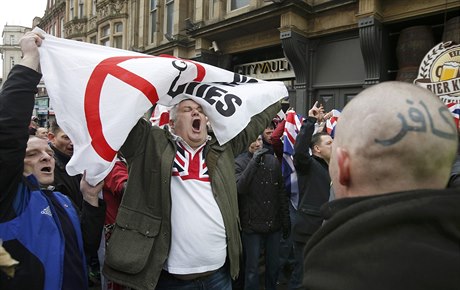 Pedvoj demonstrant Pegidy ve Velké Británii