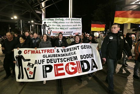 Desítky tisíc Němců demonstrovaly proti islámu nebo proti Pegidě (snímek z...