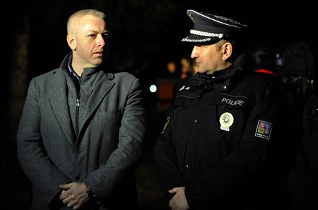 Policejní prezident Tomá Tuhý a ministr vnitra Milan Chovanec hovoí s...