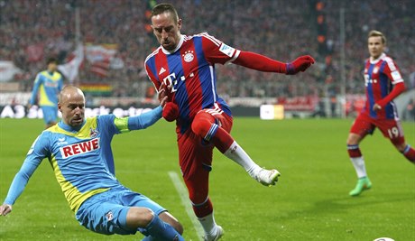Mio Breko (vlevo) brání Francka Ribéryho.