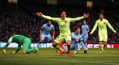 Luis Suárez slaví gól v síti Manchesteru City.