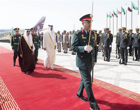 Saúdský král Salman Bin Abdulaziz s katarským emírem šejkem Tamimem Bin Hamadem...