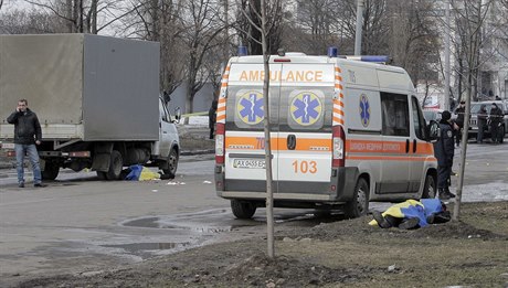 Bombový útok v Charkově. Těla obětí.