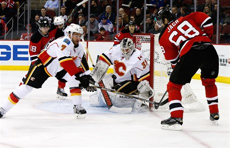 Devils sice v duelu proti Calgary dlouho vedli 1:0, nakonec ale prohráli 1:3.