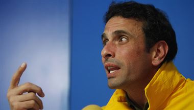 Opozin pedk Henrique Capriles.