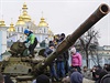 Tank jako atrakce. Na Majdanu v Kyjev si lid mohli prohldnout bojovou...