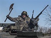 Ukrajinský voják s replikou starovké sekery