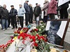 Ukrajinci stojí pietu ped fotografií zavradného Borise Nmcova