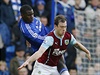 Ashley Barnes z Burnely, jeho stíhá Kurt Zouma.