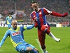 Mio Breko (vlevo) brání Francka Ribéryho.
