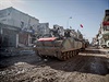 Kurdské tanky projídjí znieným kobani