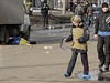Bombový útok v Charkov. Policistka obhlíí místo inu.