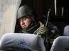 Vyerpaná úleva. Ukrajinský voják sedí v autobuse, který ho odváí smrem pry...