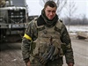 Ukrajinský voják na silnici nedaleko Artemivsku.