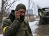 Písluník ukrajinské armády telefonuje na silnici nedaleko msta Artemivsk.