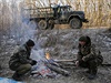 Odpoinek. Ukrajintí vojáci se zahívají u narychlo rozdlaného ohn.