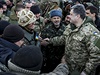Prezident Poroenko se zdraví s ukrajinskými vojáky.