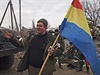 Separatista s vlajkou samozvané Luhanské lidové republiky v dobytém Debalceve.
