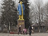 Lenin v ukrajinských barvách. Socha sovtského diktátora v obci Velyka...