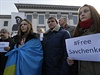 Demonstrace za proputní Nadi Savenkové ped ruskou ambasádou v Kyjev. Vlevo...
