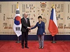 Bohuslav Sobotka s jihokorejskou prezidentkou Pak Kun-hje v Modrém dom v Soulu.