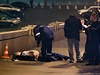 Ruská policie prohlíí tlo zavradného Nmcova.