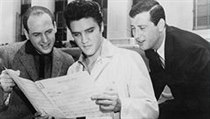 Mike Stoller, Elvis Presley a Jerry Leiber na fotografii z roku 1957