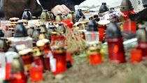 Lidé přicházejí 26. února zapálit svíčky před restaurací Družba v Uherském...