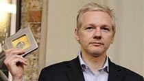 Julian Assange dr disky s daty o klientech vcarsk banky.