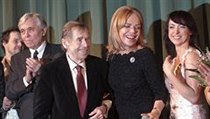 Václav Havel na premiéře svého filmu Odcházení v Lucerně, po jeho levici Dagmar Havlová, po pravici Josef Abrhám