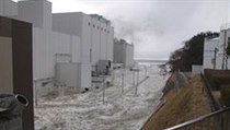 Snmek z 11. bezna 2011. Tsunami zaplavuje arel elektrrny Fukuima