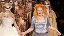 Návrhářka Vivienne Westwoodová v Paříži s modelkami, které předvedly její novou kolekci podzim/zima 2011.