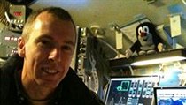 Andrew Feustel s Krtekem na palub trenaru raketoplnu v Houstonu. (22: 3. 2011)