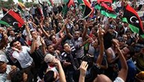 Radost na nmst v Tripolisu. Ruce nad hlavou a prsty vztyen ve tvaru "V" na znamen vtzstv. Vichni, kdo byli na stran povstalc, zaali po zprv o zabit Kaddfho slavit. 