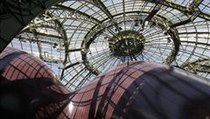 Leviatan pod 35 metr vysokou kupol Grand Palais.