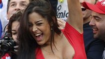 Asi nejproslulej fotbalov fanynka Larissa Riquelme. Paraguay letos na MS...