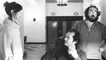Stanley Kubrick (vpravo) při natáčení hororu Osvícení