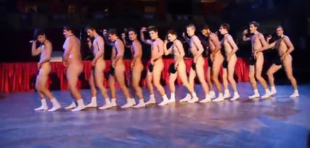 Fotogalerie: Tanec nahých studentů v Lucerně je hitem internetu