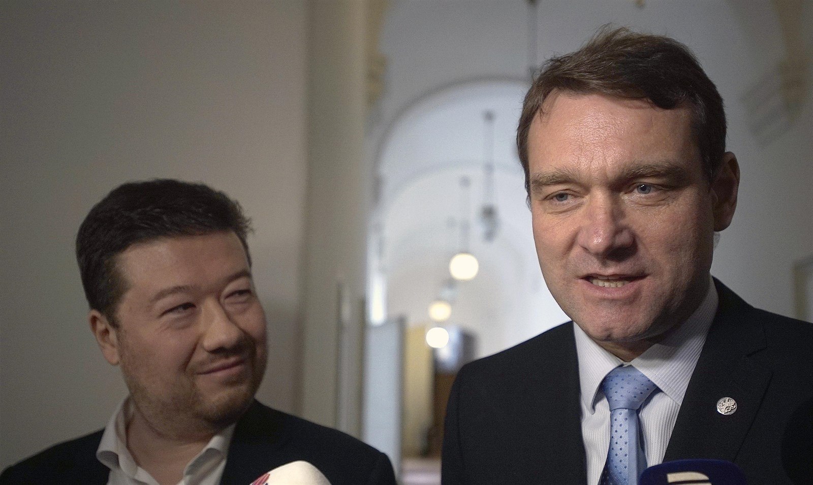 P�edseda Úsvitu Tomio Okamura (vlevo) a poslanec Radim Fiala hovo�í s noviná�i...
