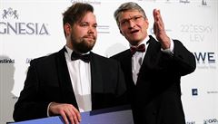 Pavel Nosek získal ocen�ní za nejlep�í studentský film, které mu p�edal Jan...