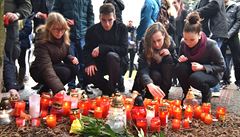 Stovky lidí v Uherském Brodu uctily památku obětí střelby v restauraci Družba...